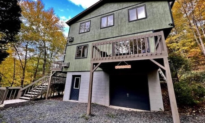 East Stroudsburg Ski Chalet | Retreat to Jackson's Ridge and enjoy the Poconos!