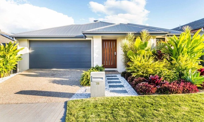 Dakabin House | Retreat to the North in this charming 3BR home away from home in Dakabin!