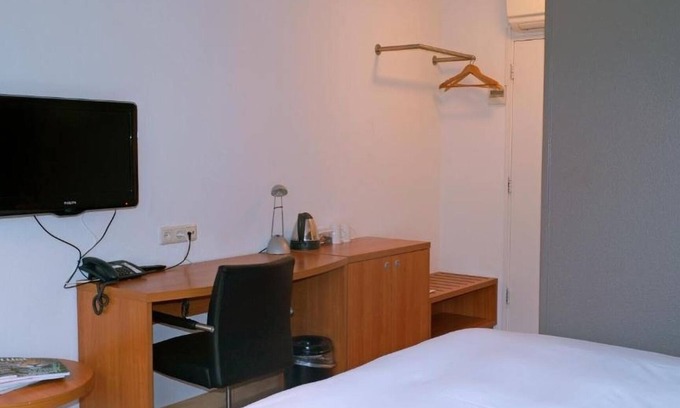 Municipality of Zutphen Hotel | Retreat to Tranquil Room with Indoor Swimming Pool Near Henriette Polak Museum