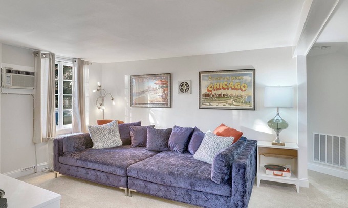 Palatine Apartment | Retro Apt-Downtown Palatine-Big Sofa-King Bed-Private Deck-Laundry-Parking-Train