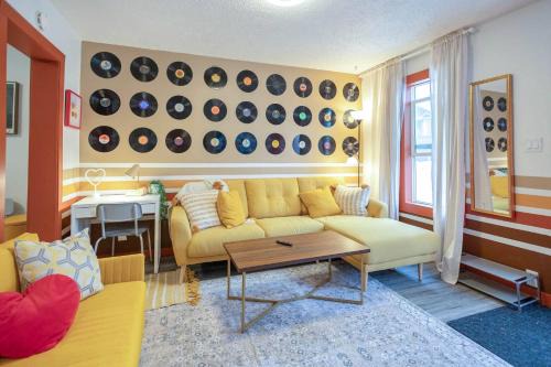 Ramsay House | Retro Glam in Ramsay Walk to Stampede Grounds