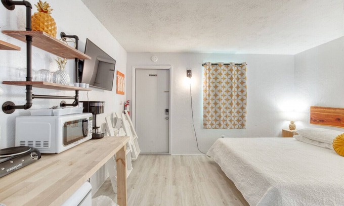 Bridgeport Heights Hotel | Retro motel walk to beach, Wi-Fi