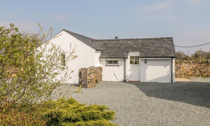 Rhyd-y-clafdy Cottage | RHOS Y FOEL COTTAGE, pet friendly, with hot tub in Nefyn