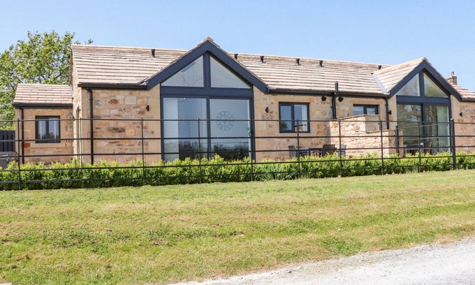 Bolton by Bowland Cottage | RIBBLE VIEW, pet friendly, with hot tub in Chatburn