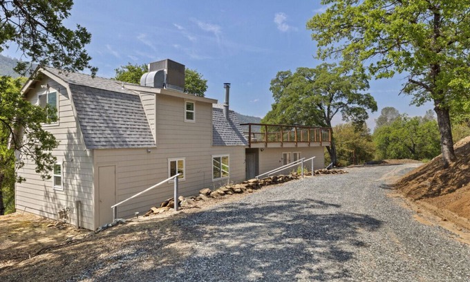 Groveland House | Rick’s Lakehouse Retreat – A Tranquil Getaway by Lake Don Pedro