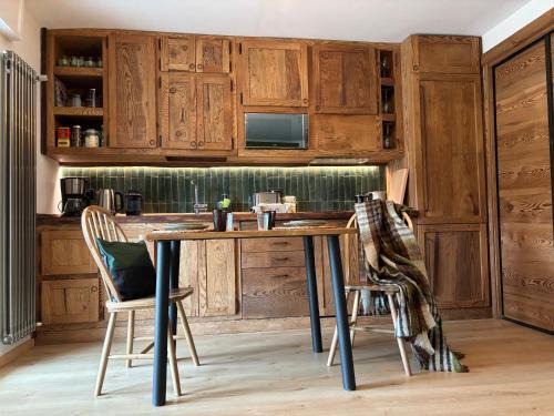 Sauze d'Oulx Apartment | Rifugio tra le stelle AV - cozy top floor terrace apt with mountain views