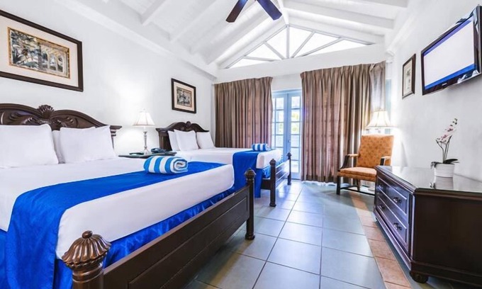 Hastings Hotel | Right at Savannah’s Beachfront! 2 Large Units w/View, Onsite Pool, Parking!