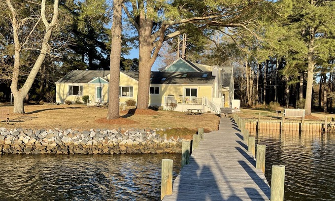 Mathews House | "Right on the Water" vacation home in Mathews