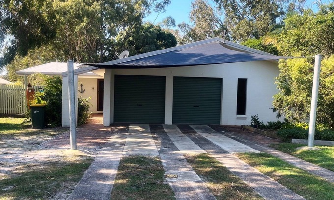 Rainbow Beach House | Rise N Shine - Rainbow Beach. Bring The Whole Family To The Beach! Walk to town.