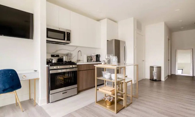 Central Business District Apartment | Ritzy Downtown Studio Apt/FREE PARKING