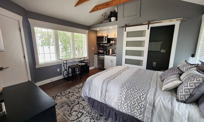 Rome Cottage | River Beach Guest House. Relax with breathtaking views of the Illinois River!