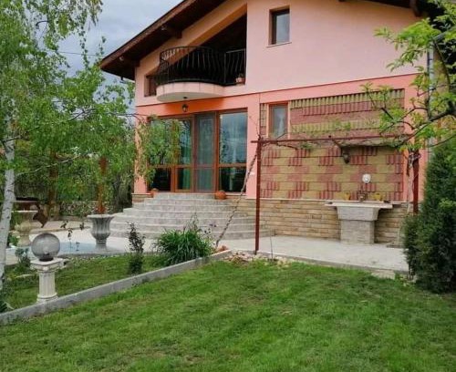 Lesichevo Villa | River Hills Guest House