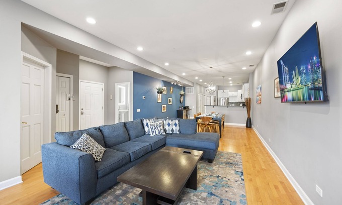 Killgubbin Apartment | River North 3BR/2BA: HUGE, Parking, Center Chicago