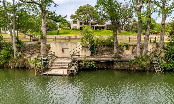 Ingram House | River Oaks Lodge 11/9.5 Sleeps 26, Riverfront, kayaks included!