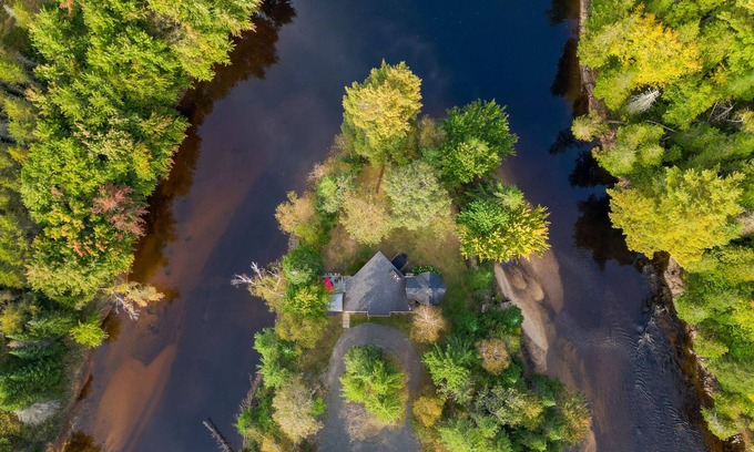 Mauricie Ski Chalet | River's Edge Chalet | Spa | BBQ | Riverside