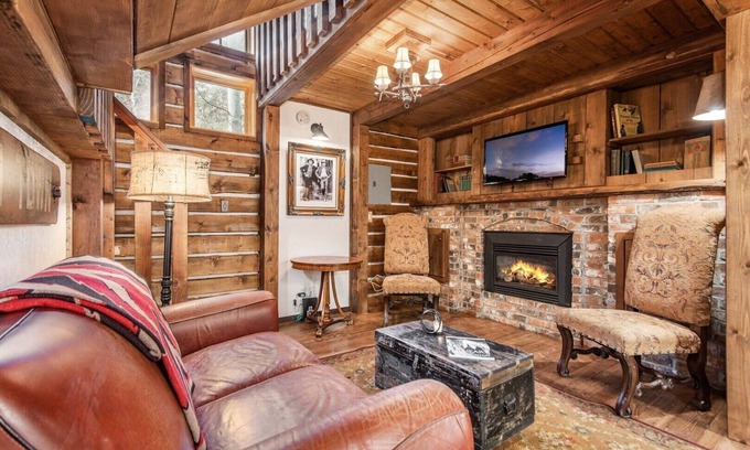 Sundance Cottage | River Song Cottage - 2 Min Walk to Sundance Resort, Pet Friendly, Location, Hot Tub, Stream, Quiet