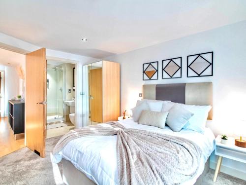 Leeds Apartment | River View 2-Bed Apartment with Balcony Leeds Dock