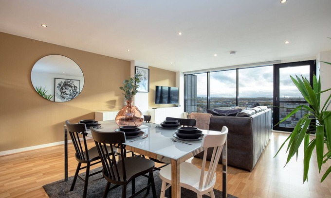 Glasgow Westend Apartment | River View Height Apartment with Parking