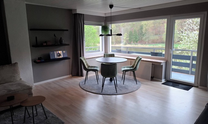 Staufenberg Apartment | River view! modern vacation apartment with balcony, at the cycle path Fulda+Weser