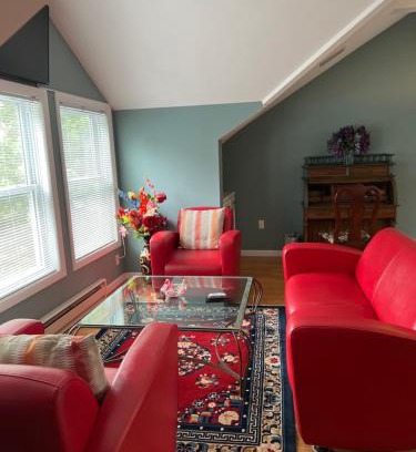 Quaker Hill House | River view private light house