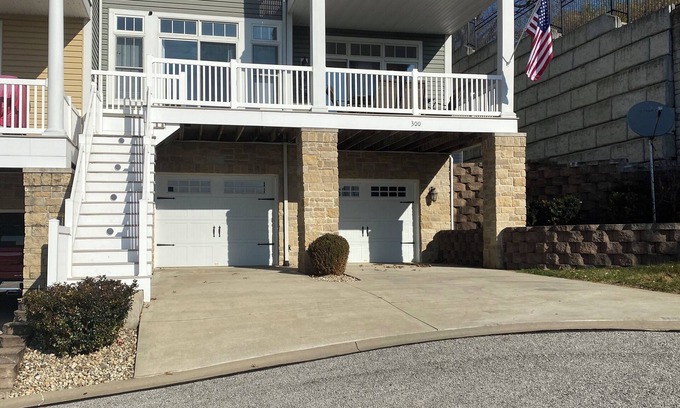 Grafton House | River View TH w/Patio- 1 block from Main St