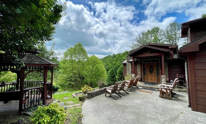 Crumpler Cabin | RiverAccess,Pet Friendly,Mtn & River Views,PoolTable,Fireplace,WIFI,porch/deck