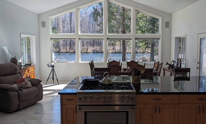 Vida House | RiverBend on the McKenzie Rivern