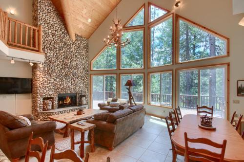 North Wawona House | Rivercrest Lodge with Hot Tub-Pool Table-Firepit