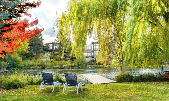 Old Bend House | Riverfront Bend by AvantStay | Private Dock+Kayaks, Large Yard w/Views, Hot Tub