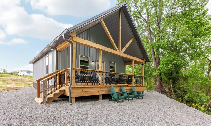 Jamestown Cabin | Riverfront Cabin~Firepit~Private Boat Ramp w/river access~Dog-Friendly!