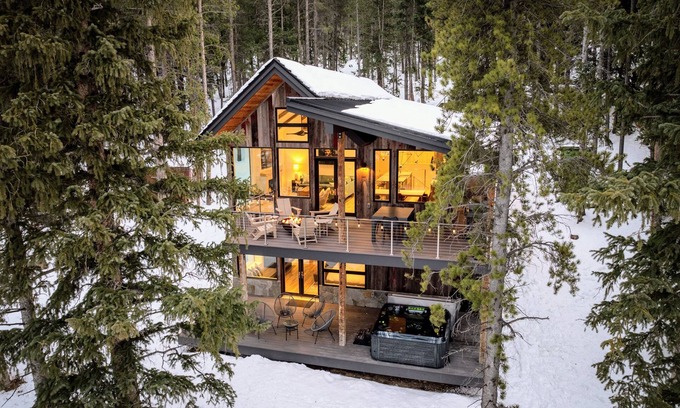Black Hawk Cabin | Riverfront Cabin – Hot Tub, Steam Shower, Fire Pit & Trails near Nederland