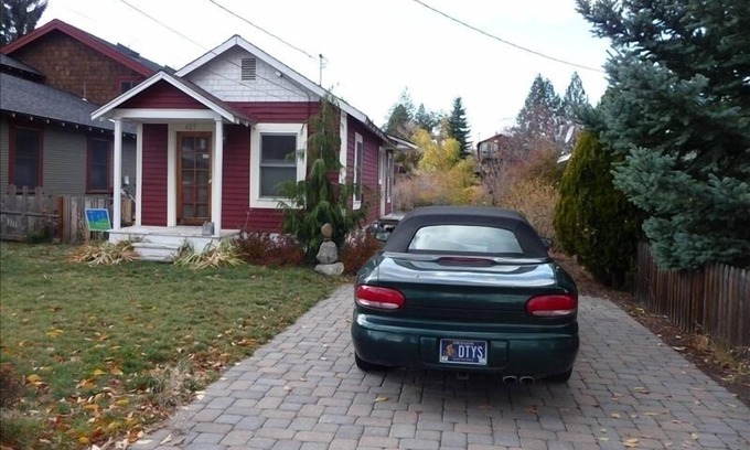 Old Bend House | Riverfront Cottage -Near Drake Park, Walk to Town.