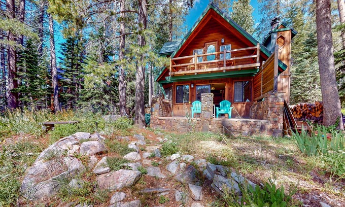 Pla-Vada Woodlands House | Riverfront dog-friendly retreat with a rustic flair & wood stove, near skiing