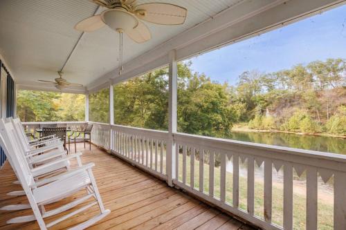 Elkton House | Riverfront Fire Pit Hot Tub Fishing Kayaks Pacman