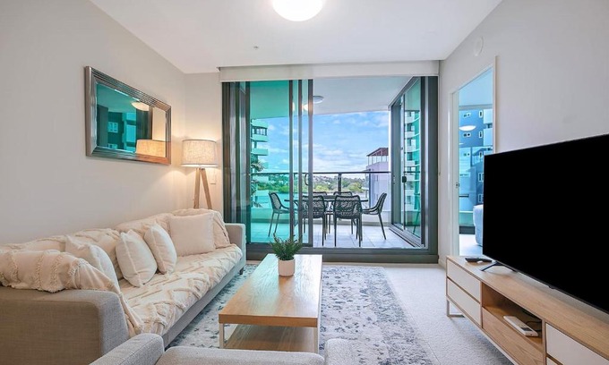 Hamilton Apartment | 'Riverfront Flow' Poolside and Portside in Hamilton
