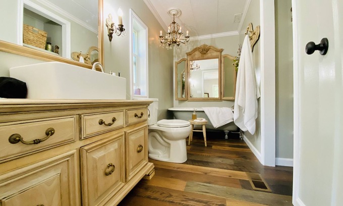 Trail House | Riverfront Gem with Big Deck, Fishing & Adventure. Comfy beds, upgraded beauty