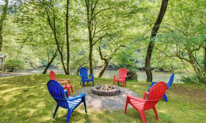 Hayesville House | Riverfront Hayesville Retreat: Fishing & Kayaking!