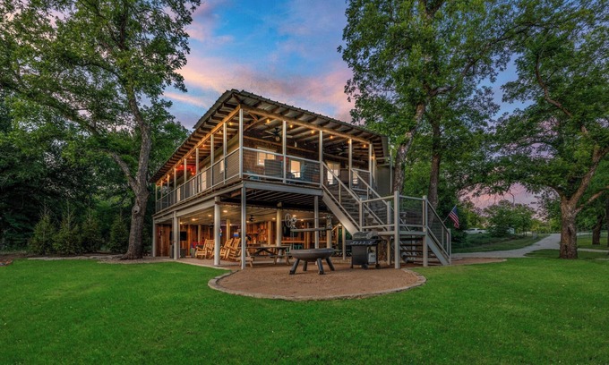 Dennis House | Riverfront highend getaway in Brock/Weatherford, TX Lazy Bend River Ranch.
