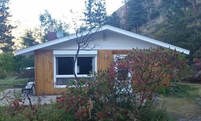 Lyons House | Riverfront Home With Hiking, Fishing And Magnificent Views Out Your Front Door!