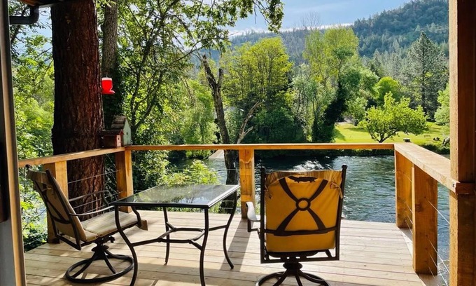 Shady Cove Hotel | Riverfront Lodging