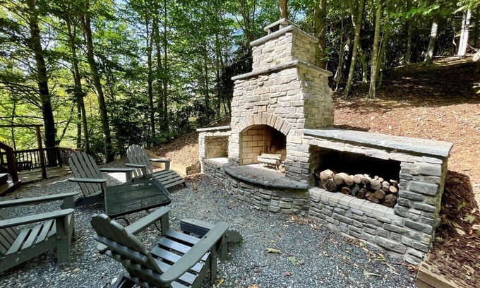 Lansing Cabin | RIVERFRONT Log Cabin,HotTub,Pet Friendly,SatelliteTV's,WIFI, shuffleboard