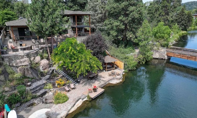 Bend House | Riverfront Paradise includes SUP, Kayaks, floating equipment, 3 Masters, Hot Tub, Near Downtown