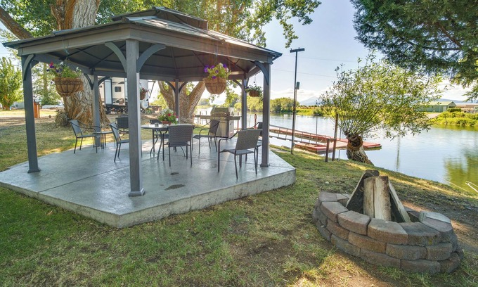 Chiloquin Apartment | Riverfront Resort Cabin ~ 21 Mi to Crater Lake!
