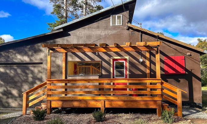 Elk Meadows Cabin | Riverfront Retreat | Cabin in Cle Elum with grill, W/D, & wood stove