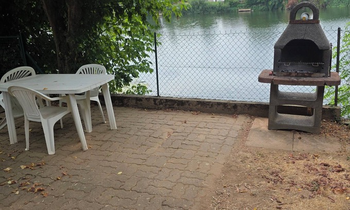Clairac Bed & Breakfast | Riverfront t3 with garden