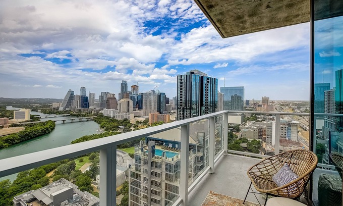 Rainey Street Historic District Condo | Riverside 30th floor penthouse Rainey St condo with the best view in Austin