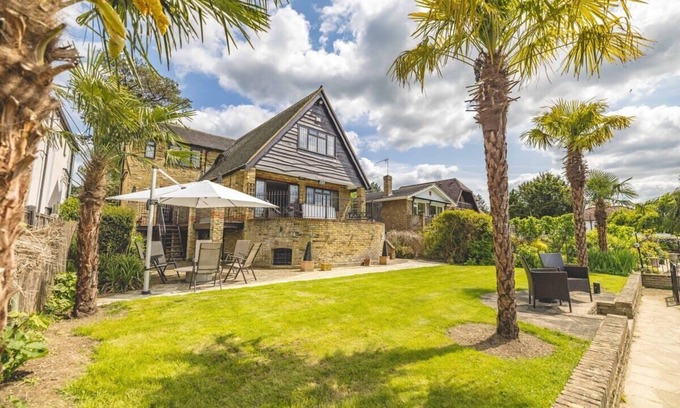 Wraysbury House | Riverside Bliss: 4-Bed Detached Home
