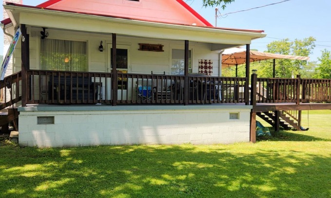 Pence Springs House | Riverside Home Close to West Virginias Prime AttractionsnThe Camp House