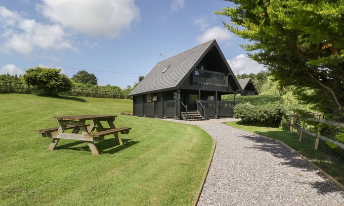 Corton Cottage | RIVERSIDE LODGE, pet friendly, luxury holiday cottage in Gillingham