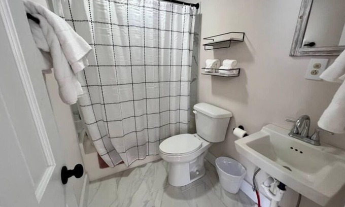 Fries Apartment | Riverside Refuge at The Washington Inn 2